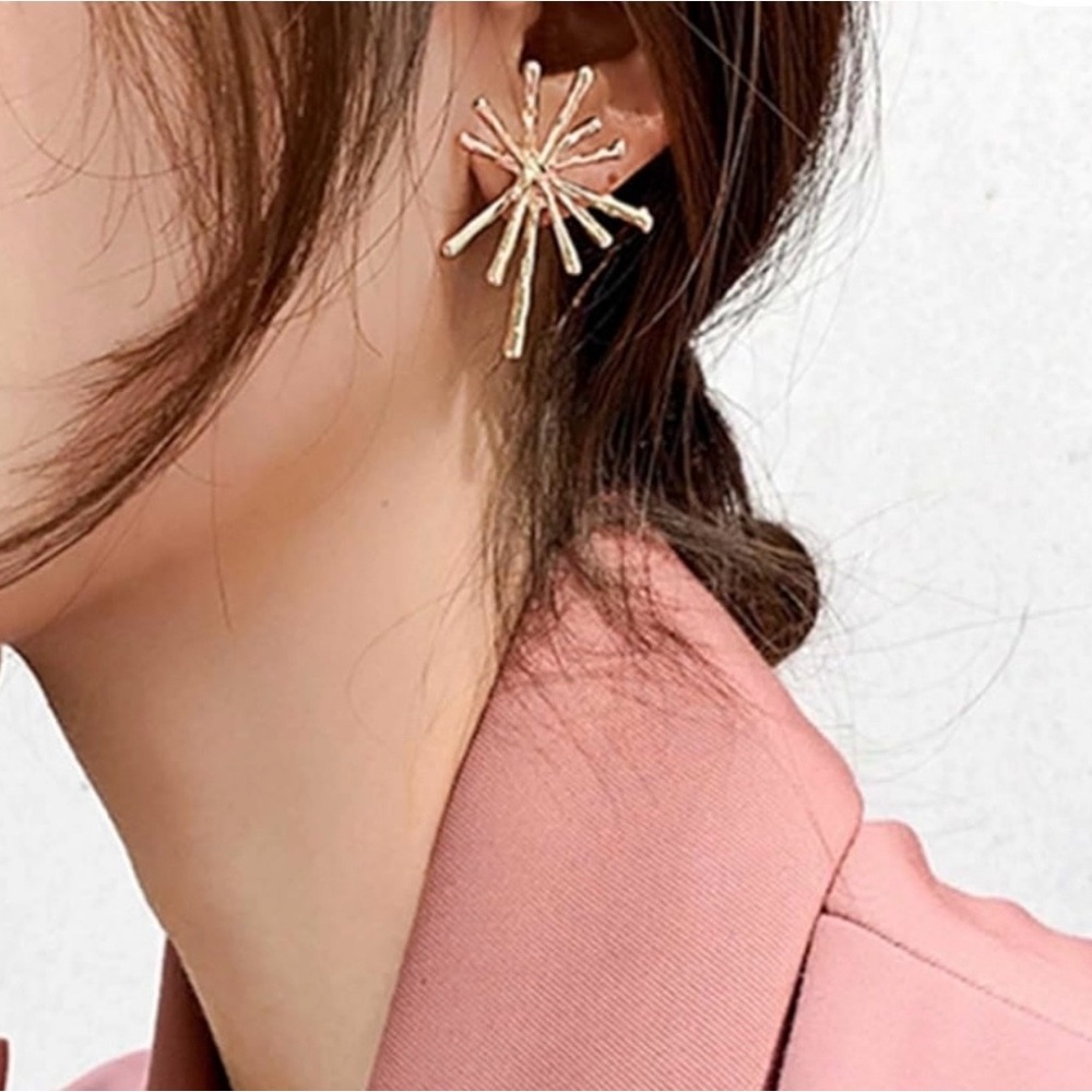 Gold Tone Starburst Earrings With
925 Silver Post ~ NWT - Picture 4 of 5